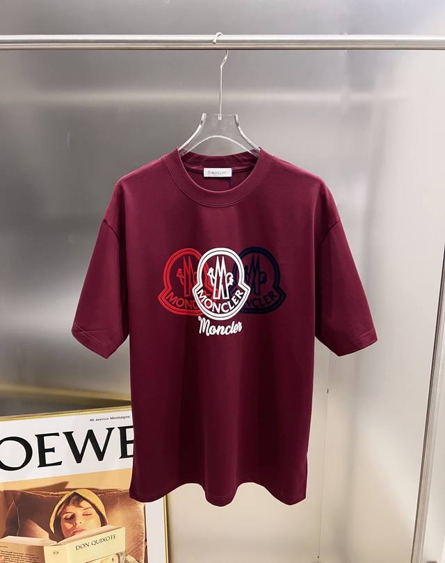 蒙口*2025秋冬新款 新款Logo立体发泡工艺 短袖T恤 高端版本！专柜定制面料 透气舒适度高，实物很棒男女同款宽松版 尺码S M L Xl Xxl 五个码