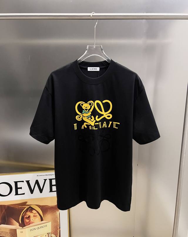 Loewe 罗意威 2025秋冬新款 圆领时尚短袖T恤，印花设计+立体工艺 官网同步，专柜纯棉面料！高端版本！专柜定制面料 透气舒适度高，细男女同款 尺码S M