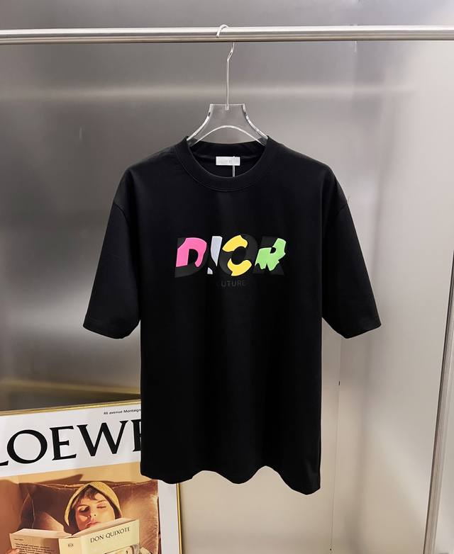 Dio* 迪奥 2025秋冬新款 经典字母厚板立体硅胶工艺 简约大方 定制双纱平纹纯棉面料 短袖T恤 男女同款 尺码S M L Xl Xxl 五个码 黑色 白色