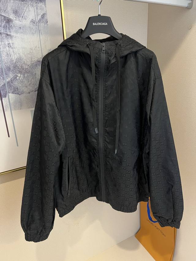 Size：S M L Xl 男女同款 G家G*Cci 古* 轻质Gg尼龙连帽拉锁提花夹克外套 Gu*Ci Lido系列灵感源自意大利传奇海岸线上迷人的海滨俱乐部