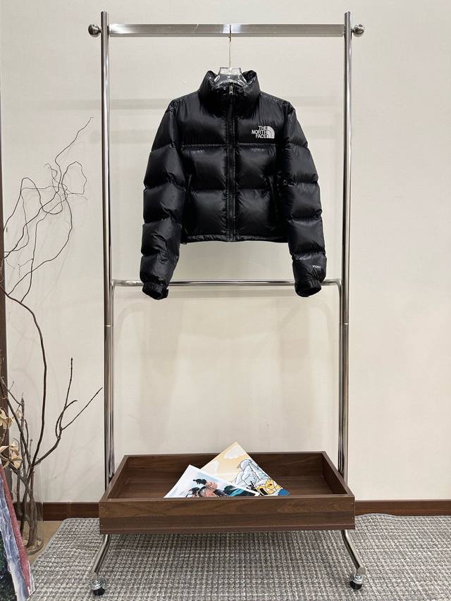 北面84肯豆系列 短款女士羽绒服 产品配色：黑色 红色 棕色 黑白 码数：S M L