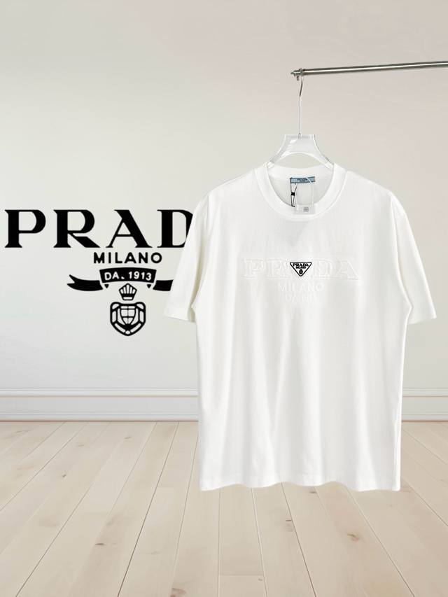 高品质] prada 普拉达 刺绣烧花贴布和三角标标志圆领T恤。新款经典胸前刺绣贴布三角标 官方同款 同缸染面料 手感非常舒服 百搭超级百搭好看 男女都非常合适