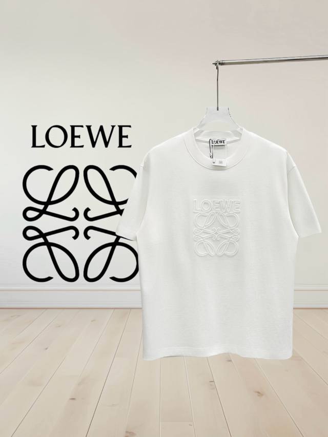 高品质 Loewe 罗意威 刺绣。 胸前原本色Logo缕空工艺刺绣，圆领短袖T恤 面料32支280G厚克重双纱棉 定制定染 螺纹领口不易变形 手感非常舒服 超级