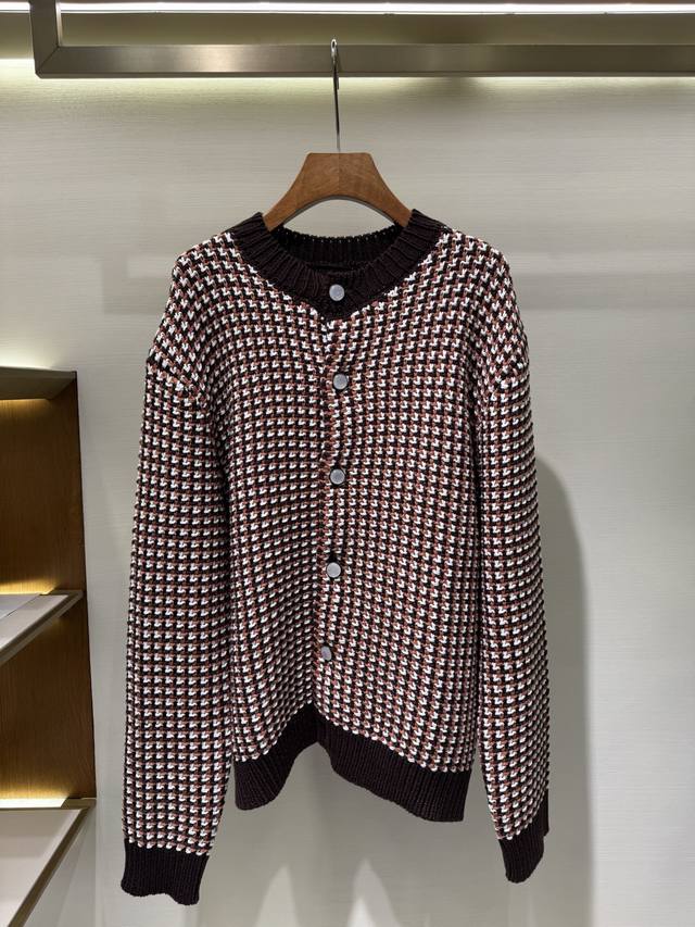 Lv 粗针织绵羊毛开衫外套 本款采用粗棒针钩编式针织的羊毛开衫，可作为轻薄外搭穿着。以优雅色调织入醒目的Lv 针织标识，并饰以精致的虎眼石效扣。体现 2026年