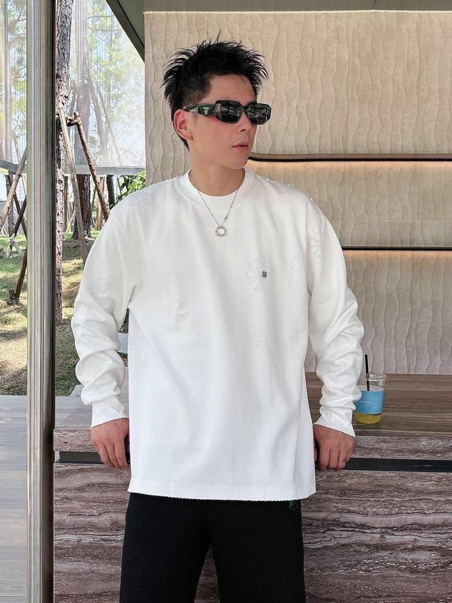 Ch克罗心 十字架马蹄克罗心梵文烧花 水洗磨破款长袖 质感纹路潮牌十足 原身布激光烧花贴布绣 字母精致刺绣 绝佳的爆款。 颜色:黑色 白色 码数:M-3Xl 款