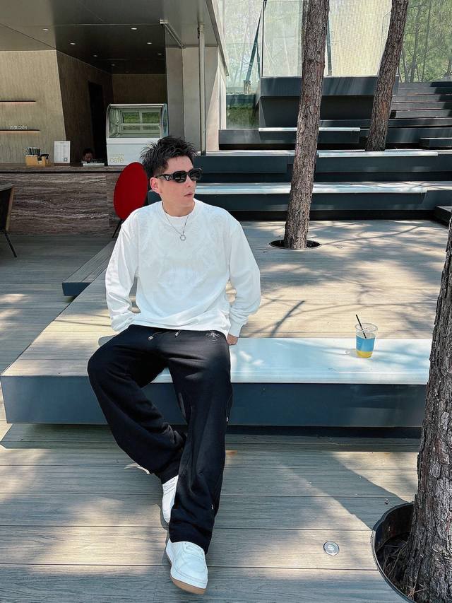 Ch克罗心 十字架马蹄克罗心梵文烧花 水洗磨破款长袖 质感纹路潮牌十足 原身布激光烧花贴布绣 字母精致刺绣 绝佳的爆款。 颜色:黑色 白色 码数:M-3Xl 款