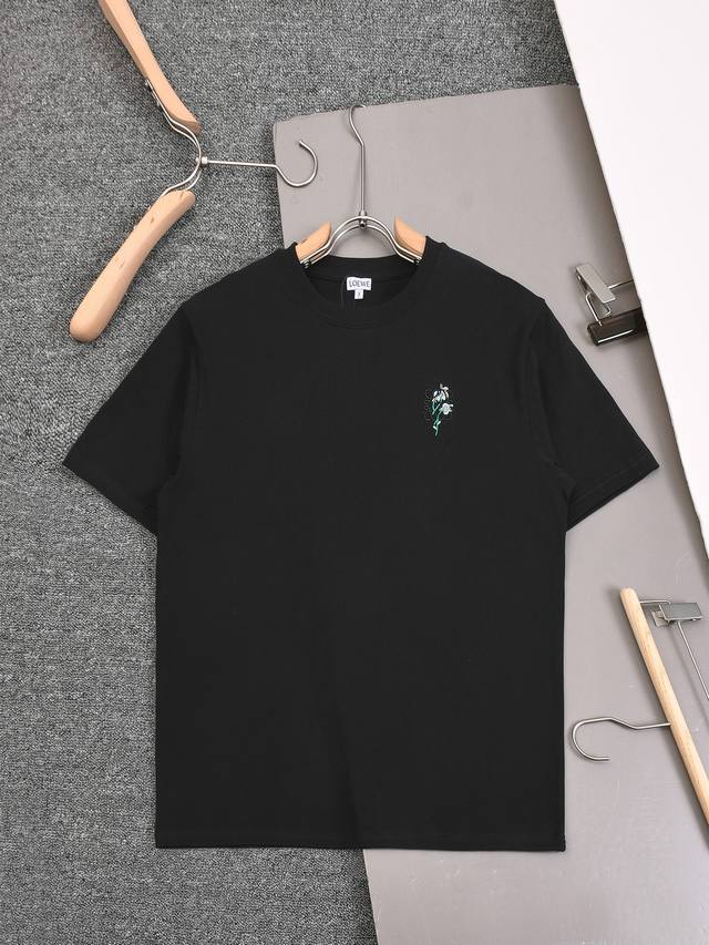 新款上架 2026Ss罗意威绣花圆领T恤，定织定染纯棉洗水面料，洗水后310克重左右，做工精细。男女同款宽松落肩版型，时尚大气。 颜色：黑 白 粉色 尺码：Xs