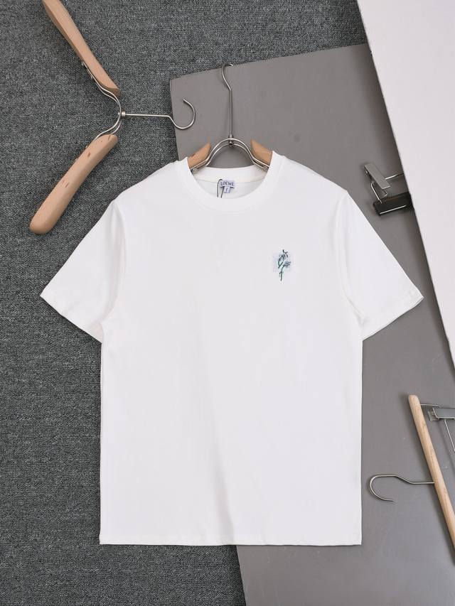 新款上架 2026Ss罗意威印花圆领T恤，定织定染纯棉洗水面料，洗水后310克重左右，做工精细。男女同款宽松落肩版型，时尚大气。 颜色：黑 白 粉色 尺码：Xs