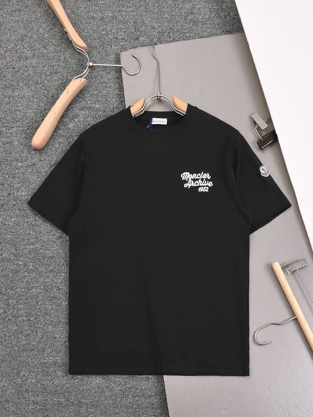 新款上架 2026Ss绣花十姜仔圆领T恤，定织定染纯棉洗水面料，洗水后310克重左右，做工精细。男女同款宽松落肩版型，时尚大气。 颜色：黑 白 绿 尺码：Xs一