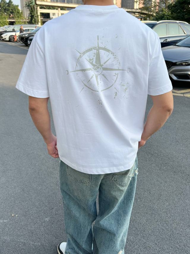 迪奥 新款 T 恤简直酷毙啦！ 街头个性印花，潮范儿十足 圆领短袖，舒适自在 宽松休闲版型，不挑身材 纯棉半袖，亲肤透气内搭也很可 赶紧穿上，成为街头的焦点 颜