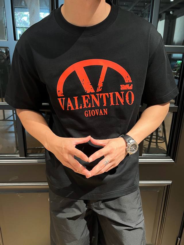 华伦天奴 Valentino 这款新款 T 恤太可啦！ 字母 Logo 印花，时尚亮眼 圆领短袖，简洁大方 宽松休闲，舒适无拘 纯棉半袖，亲肤柔软 赶紧穿上，潮