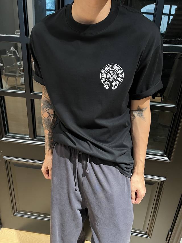 克罗心 夏季新款马蹄梵文十字架印花短袖T恤很赞 这款T恤面料超舒服，柔软亲肤又透气。马蹄梵文十字架印花太吸睛啦！满满的神秘艺术感。宽松的版型不挑身材，不管你是肉