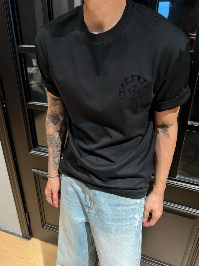 克罗心 夏季T恤杀疯啦！前后梵文马蹄印花Logo，个性奢华。定制索罗纳材质，上身舒适透气。宽松版型，休闲百搭，出街瞬间成为焦点。别犹豫，冲就完事儿！ 颜色：黑、