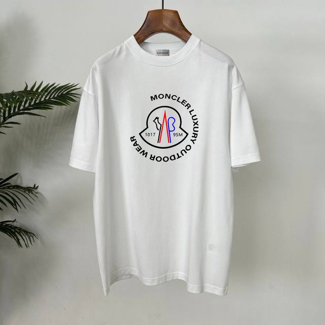 蒙口夏季新款采用索罗纳面料，超级柔软亲肤！标识高级印花 设计点缀，内里走线工整细致，上身时尚潮流！高端百搭款，品质可见！码数：S-Xxl 颜色：白 黑