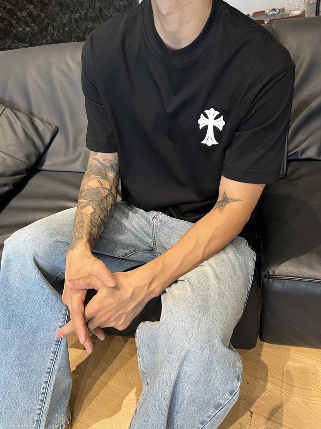 克罗心夏季新款T恤！ 这款梵文十字架印花圆领短袖，简直是潮人必备。索罗纳棉面料超舒服，柔软亲肤，透气性绝佳，夏天穿再合适不过啦。 上面的梵文十字架印花设计太绝了