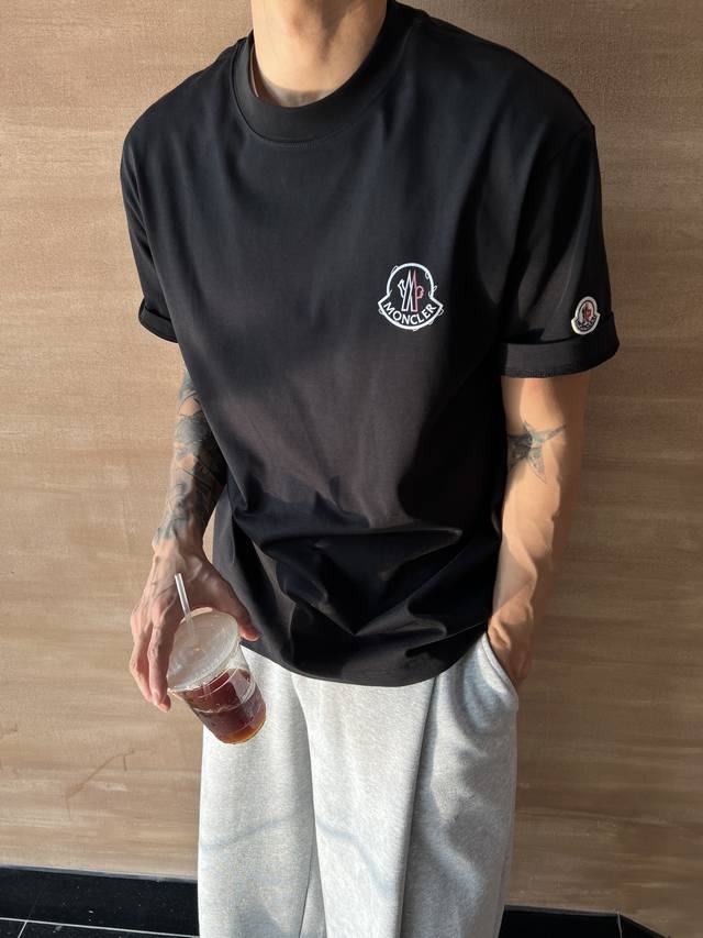 蒙口2025纯棉短袖T，时尚休闲典范。 精选纯棉面料，柔软亲肤，透气舒适，如微风轻拂肌肤。宽松版型，自在随性，不挑身材，穿着无拘无束。个性印花设计，简约而不失潮