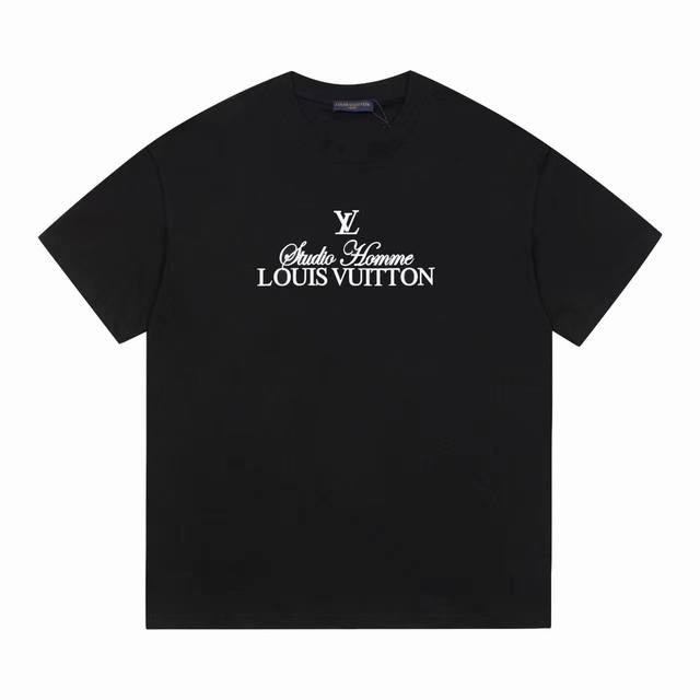 短袖上新 Louis Vuitton Ss春夏新款 Lv路易威登 签名字母Logo印花图案短袖T恤，采用克重240纯棉面料，手感柔软，穿着舒适，做工精细，上身效
