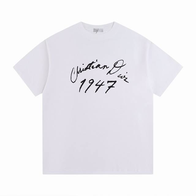 Dlor 24Ss印花字母T恤 纯棉双纱面料 采用高清数码印花 -采用双纱纯棉280G，面料颜色定制定染，不缩水不退色。手感舒服，质感超强全套辅料.潮男潮女必备