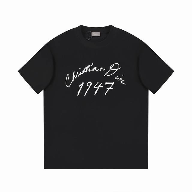 p Dlor 24Ss印花字母T恤 纯棉双纱面料 采用高清数码印花 -采用双纱纯棉280G，面料颜色定制定染，不缩水不退色。手感舒服，质感超强全套辅料.潮男潮女