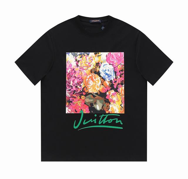 驴牌 最新春夏短袖T恤系列 Lv Flower Tastry Int T-Shirt 图案的个性风采，采用康丽工艺手法展现出多彩的花瓣字母零星散落在品牌经典图案