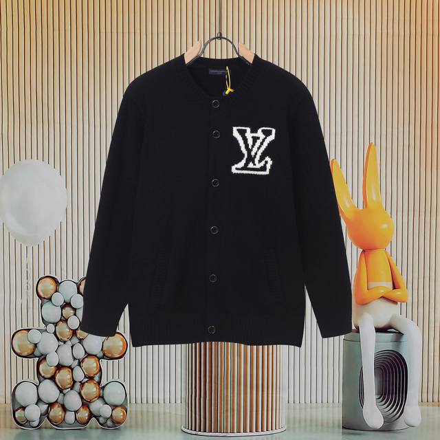 Louis Vuitton路易威登 新款羊毛针织开衫 购入原版开模 正版大纽扣 货比三家 黑色主调配品牌标识白色Logo提花 简约又有辨识度 精选羊毛羊绒混纺面