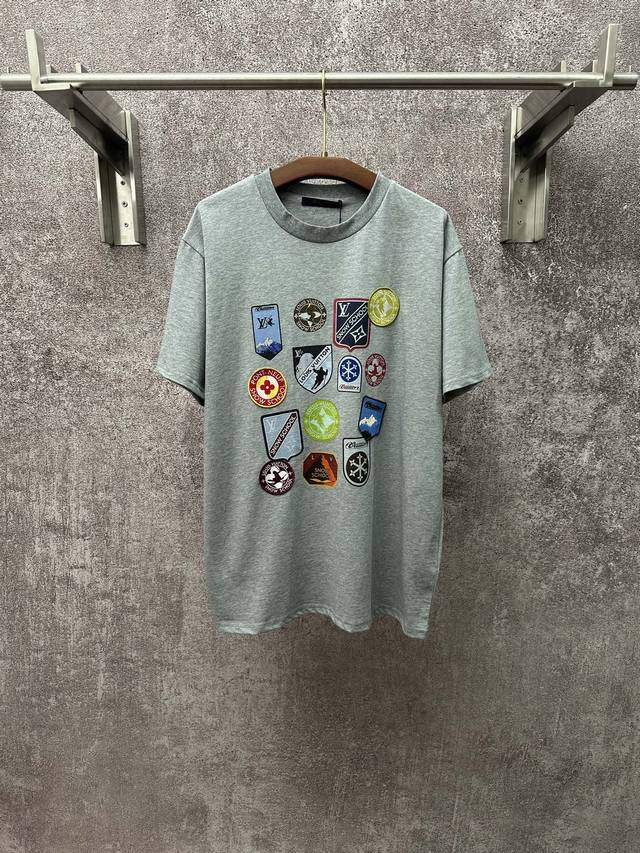 上新 1V26Ss滑雪短袖 独家Yb开发！高版出品！刺绣采用百灵绣花，100%棉水洗面料 后背龟背设计 4个章仔人工一件一件贴上去绣花。 Size：S M L