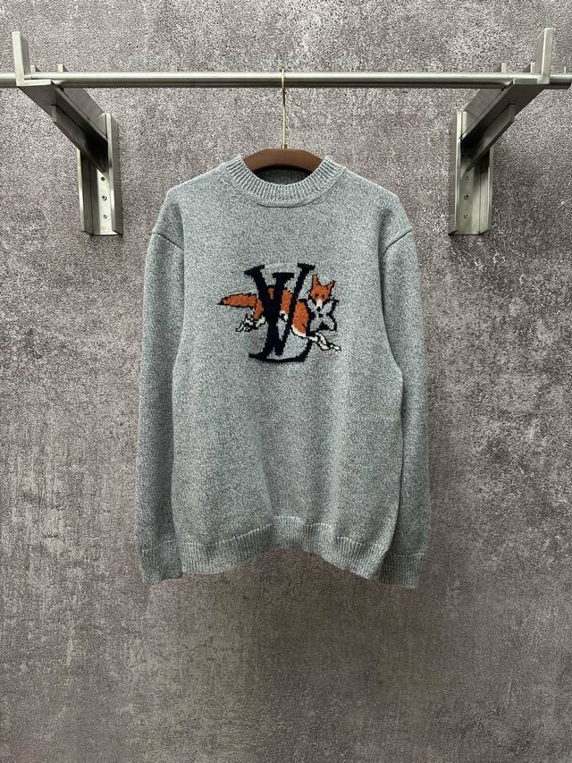 Louis Vuitton路易威登灰色针织毛衣，胸前彩色狐狸图案搭配Lv字母设计，时尚大气。面料采用优质羊毛混纺，柔软舒适，针织工艺精致。圆领套头款式，适合春秋