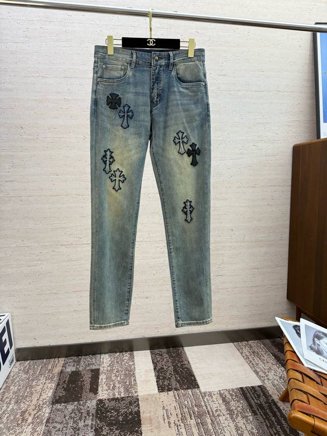 Chr25S春秋男士直筒牛仔裤 棉质牛仔面料打造 质地柔软又不失筋骨，手感干爽有韧性 经典的标志性浮雕徽标，灵魂般的点缀 各项指标皆为上品，自然带来极佳的上身体