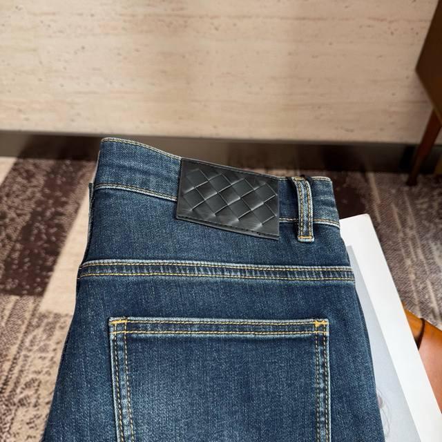 Bv25S春秋男士直筒牛仔裤 棉质牛仔面料打造 质地柔软又不失筋骨，手感干爽有韧性 经典的标志性浮雕徽标，灵魂般的点缀 各项指标皆为上品，自然带来极佳的上身体感