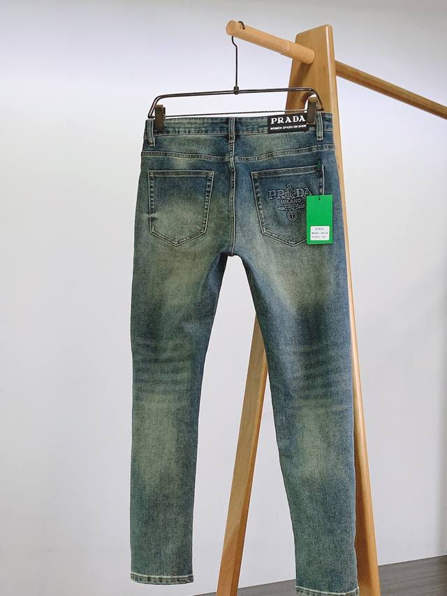prada 普拉达 2025Ss春夏新品 高级时装感，休闲洗水牛仔裤。 面料很特殊，超细精仿棉纱混纺，超柔舒适感。 具备牛仔随性感 ,休闲感 , 亦有轻松感 ,