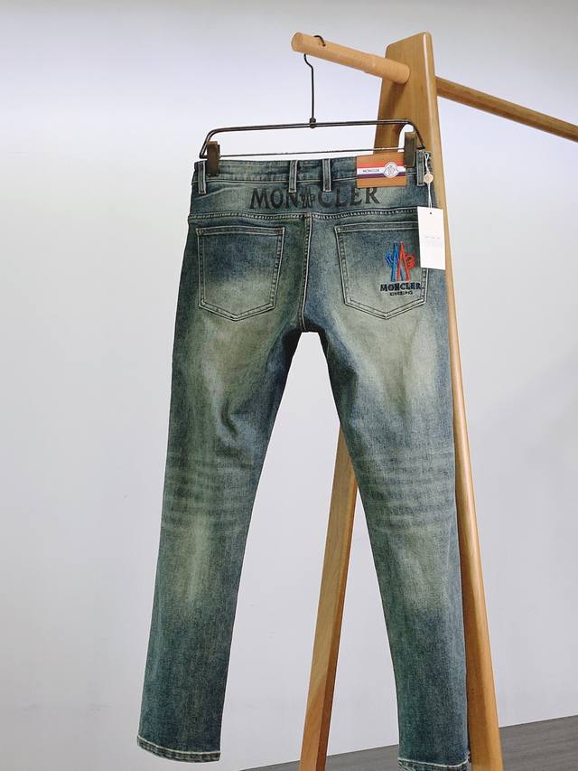 Moncler 蒙口 2025Ss春夏新品 高级时装感，休闲洗水牛仔裤。 面料很特殊，超细精仿棉纱混纺，超柔舒适感。 具备牛仔随性感 ,休闲感 , 亦有轻松感