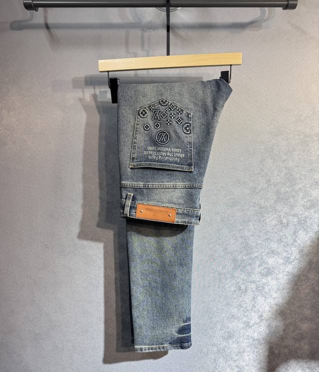 Lv 路易威登 秋季新款牛仔裤专柜热销款 品味与价值共享 身穿着非常舒适 低调不失奢华 穿出去非常有档次,裤型款式和裁剪亦无需多言 上身精致跃然.真正一等一顶级