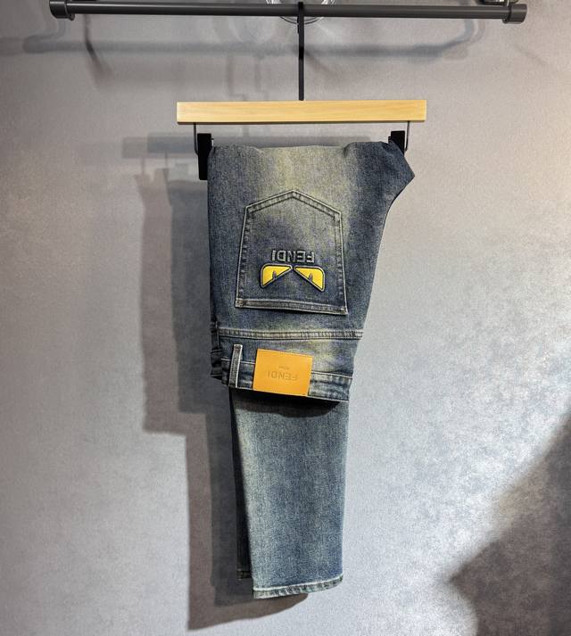 Fendi 芬迪春夏最新品牛仔裤出入专卖店无压力 专柜热销款 品味与价值共享 身穿着非常舒适 低调不失奢华 穿出去非常有档次,裤型款式和裁剪亦无需多言 上身精致