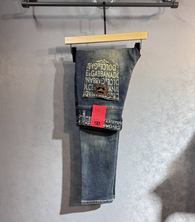 D&G 杜嘉班纳 春夏最新品牛仔裤出入专卖店无压力 专柜热销款 品味与价值共享 身穿着非常舒适 低调不失奢华 穿出去非常有档次,裤型款式和裁剪亦无需多言 上身精