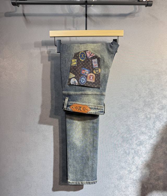 Lv 路易威登 秋季新款牛仔裤专柜热销款 品味与价值共享 身穿着非常舒适 低调不失奢华 穿出去非常有档次,裤型款式和裁剪亦无需多言 上身精致跃然.真正一等一顶级