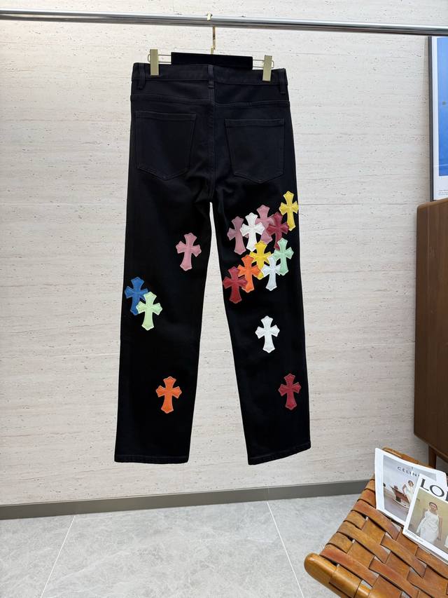 Chr25S秋冬男士直筒牛仔裤 棉质牛仔面料打造 质地柔软又不失筋骨，手感干爽有韧性 经典的标志性浮雕徽标，灵魂般的点缀 各项指标皆为上品，自然带来极佳的上身体