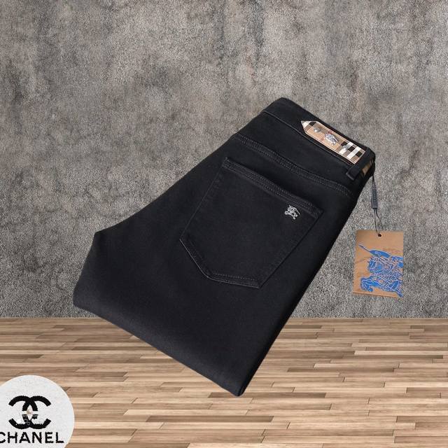 Burberry 巴宝莉 秋冬最新品牛仔裤专柜热销款 品味与价值共享 身穿着非常舒适 低调不失奢华 穿出去非常有档次,裤型款式和裁剪亦无需多言 上身精致跃然.真