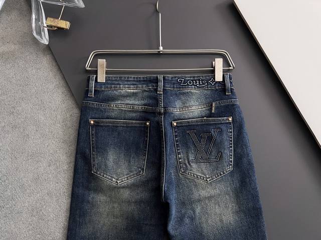 V*、重工水洗休闲牛仔裤，进口原版水洗弹力面料，舒适有弹性，独特设计，版型超正，舒适透气，档次极高，专柜品质，上身帅气十足，码数：29-40