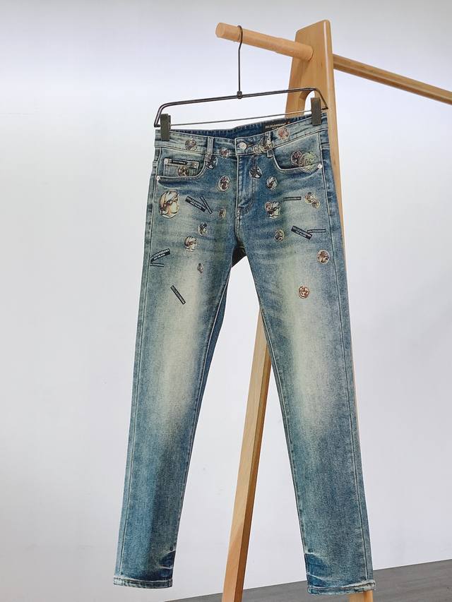 Dolc&Gabbana 杜嘉班纳 极具Dg家美学基调的一款牛仔裤以面料和品质为主导，延续了常态化的设计精髓，标签化元素完美嵌入，甄选客供丹宁牛仔面料打造而成，