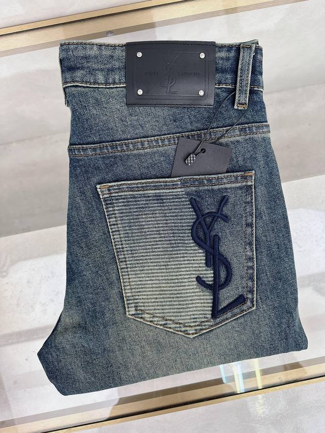 圣罗兰 2025秋冬新款现货上市，原单爆款牛仔裤超级定制款，原版五金，超级重工工艺，版型超赞细节做工无可挑剔！款式不挑人，特别高档，好货不等人，看中赶紧下手，尺