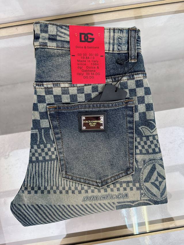 Dg 2025秋冬新款现货上市，原单爆款牛仔裤超级定制款，原版五金，超级重工工艺，版型超赞细节做工无可挑剔！款式不挑人，特别高档，好货不等人，看中赶紧下手，尺码
