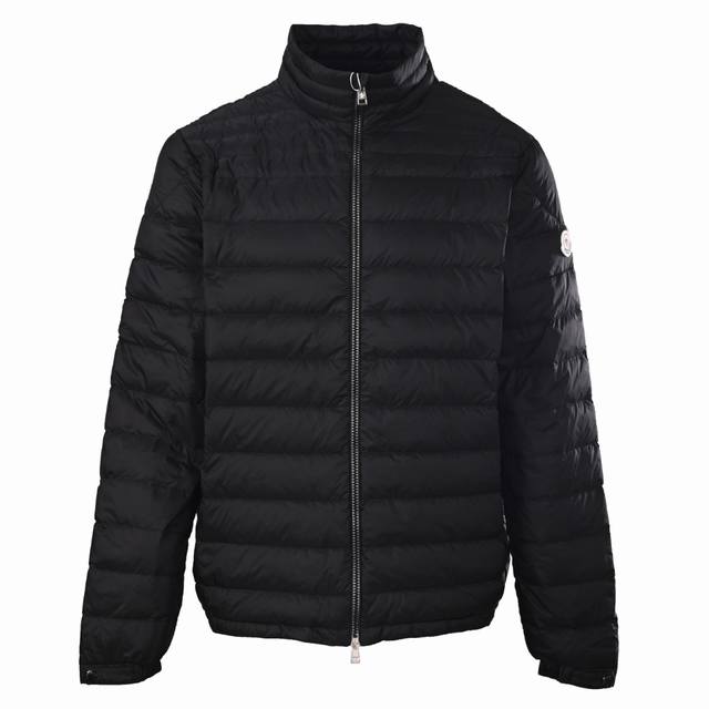 Moncler蒙口Mc 25Fw 排骨立领羽绒夹克外套 Moncler Arnique轻薄羽绒服，采用横向绗缝 工艺，羽绒填充量少，整体轻便修身，被称为“排骨