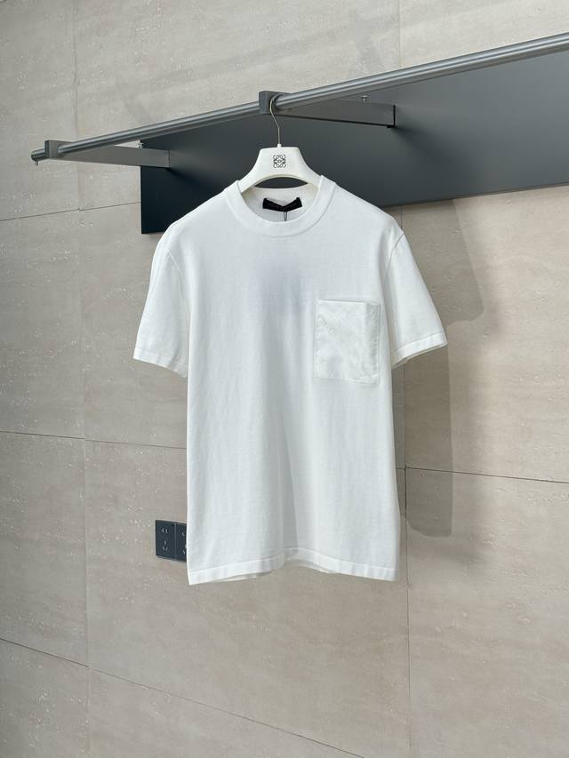 LV* 路易 25Ss新款针织拼接提花梭织尼龙口袋短袖T恤 面料选用进口纯棉面料，细腻柔软 如同第二层肌肤般贴合，带来无与伦比的穿着体验 以莹泽锦纶嵌饰点亮胸前