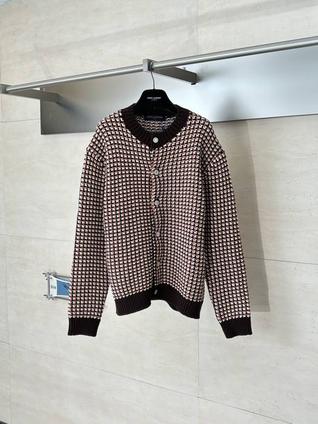 LV 路易 Ss26新款 粗针提花3D飞行员格子针织外套开衫 面料采用100%棉质毛料，内衬采用100%人棉。该款采用定染毛纱，米白配套染成原版同色，格子采用进