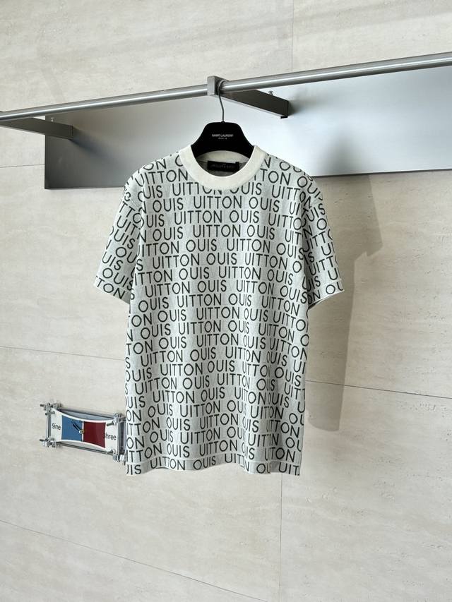 LV 路易 Monogram满印提花短袖圆领针织T恤 本款短袖圆领衫以全幅 Monogram Heritage 图案回溯棒球主题，可为日常造型注入学院气息。撞色