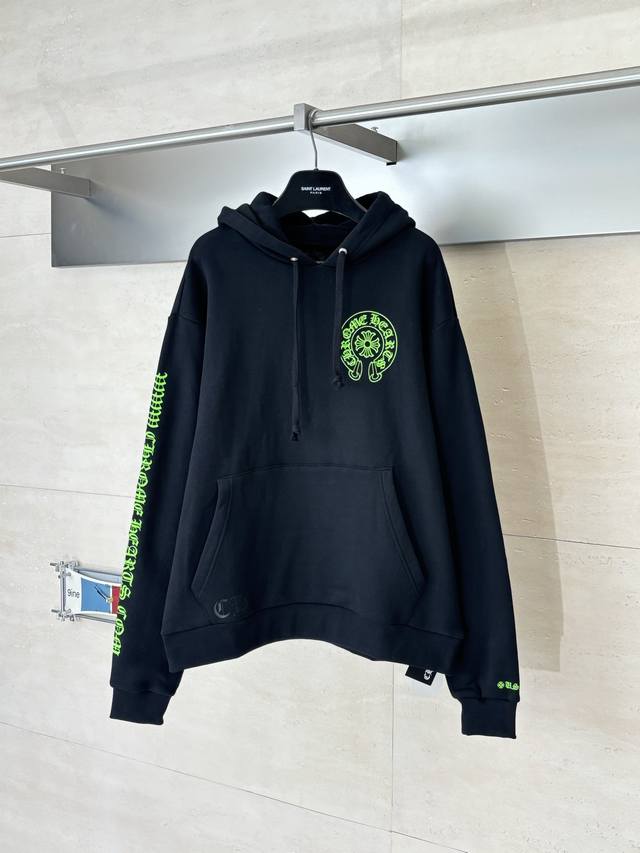 Chrome Herat* 克罗心 Ss26早春新款荧光绿马蹄印连帽卫衣 选用80%棉+20%涤纶的混纺面料打造 以32支为底纱、搭配10支纱线织造，克重达到3