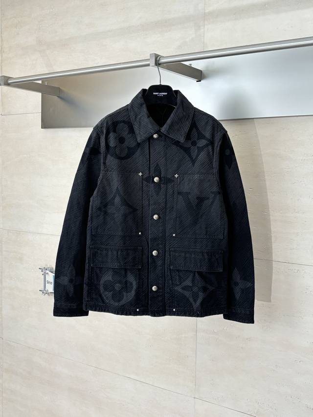 LV 路易 Fw24 新款大字母花卉提花水洗工装牛仔夹克外套 Denim平织斜纹牛仔布面，面料吸汗透气，不紧绷，穿着舒适亲肤，由梭织工艺机织搭配水洗工艺成就自然