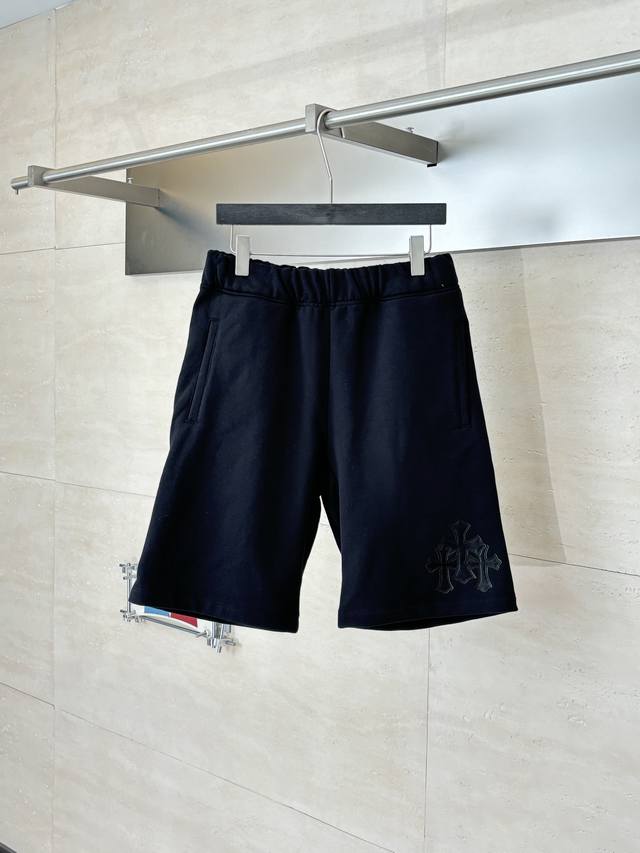 Chrome Hearts* 克罗心 26Ss早春新款贴布绣短裤 面料采用80%棉与20%涤纶的混纺配比，经32支底纱搭配10支面纱的赛络纺工艺织造，形成380