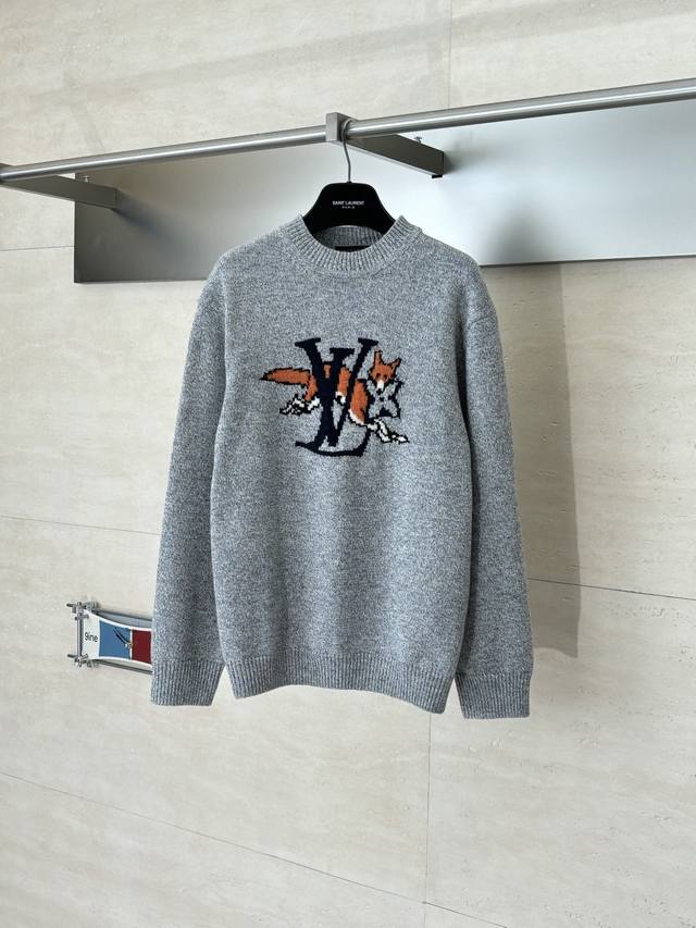 LV* 路易 25Fw新款狐狸针织圆领衫 这款长袖粗针织圆领衫，饰有灵感源自英国乡村的俏皮嵌花图案，图案中包含大号 字母和一只街着Monogram花卉的跃动狐狸