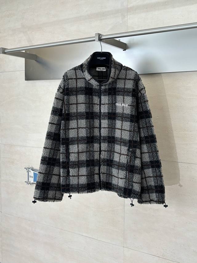 Miumiu* 缪缪 25Fw新款拉链开合字母刺绣格子摇粒绒外套 宽松休闲版型不会很挑人穿 显瘦 摇粒绒特有的颗粒感 不仅增加了Wtr的质感 更让整体造型更有层